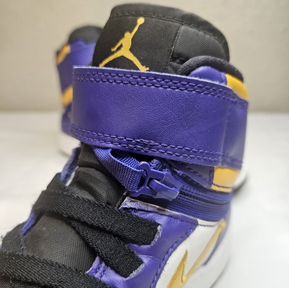 Air Jordan 1 High FlyEase Laker - Youth 4.5 - Picture 6 of 9